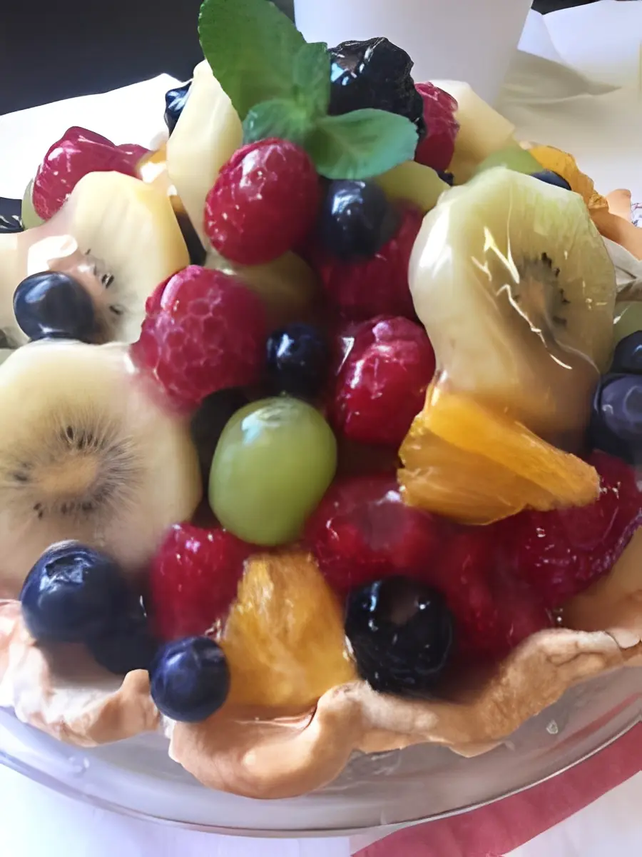 Fresh fruit tart with kiwi and berries