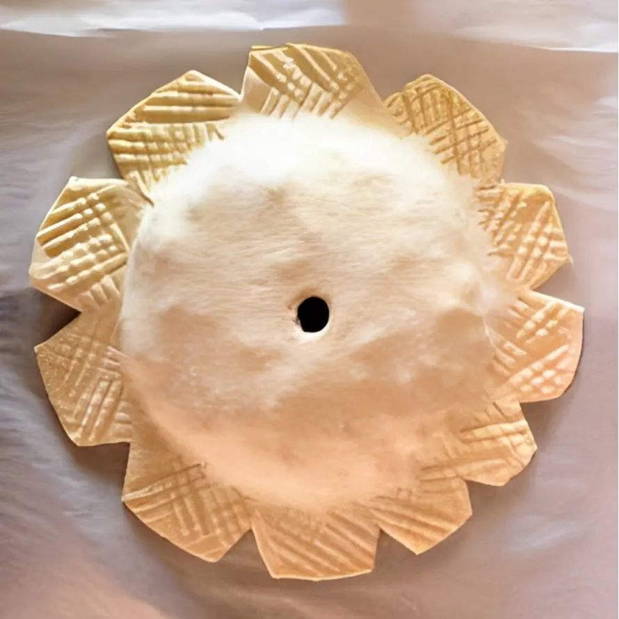 Decorative pie crust with vent hole