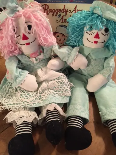 Raggedy Ann and Andy dolls on display.